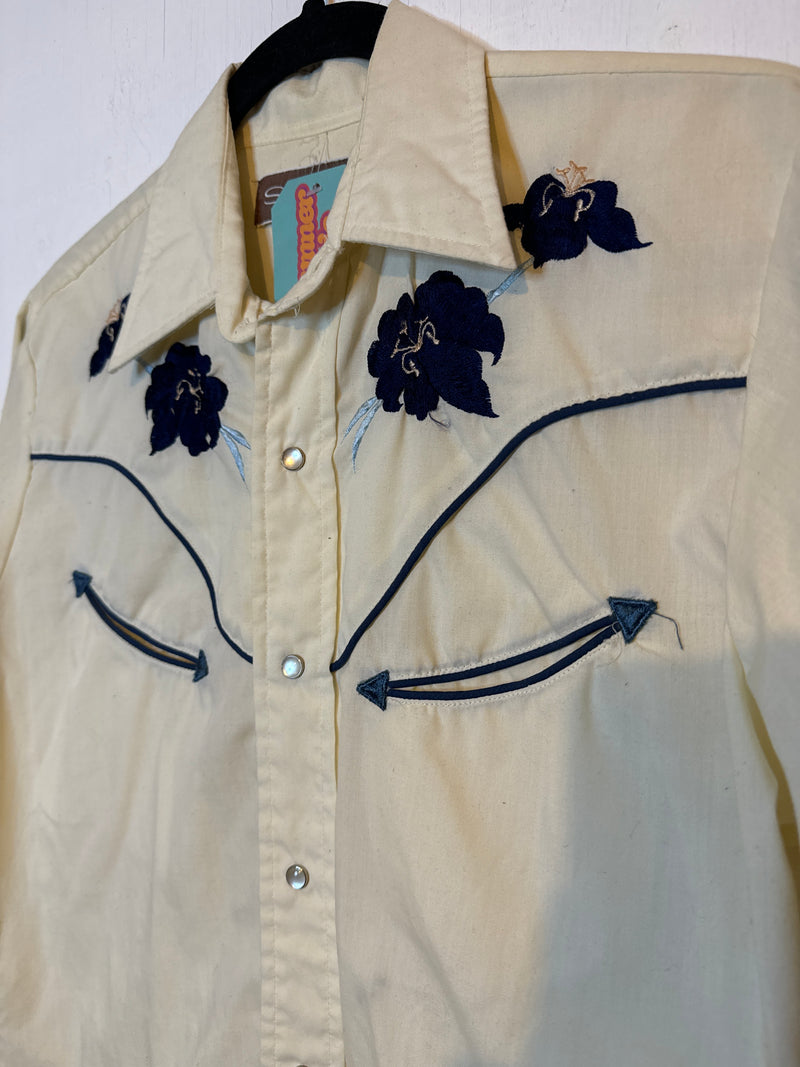 (RR3131) Vintage Cream & Navy Embroidered Floral PearlSnap